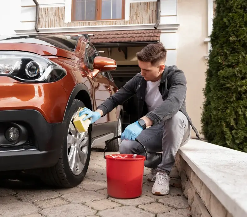Lavage auto à domicile Saint-Germain-le-Châtelet : professionnel intervenant sur un véhicule